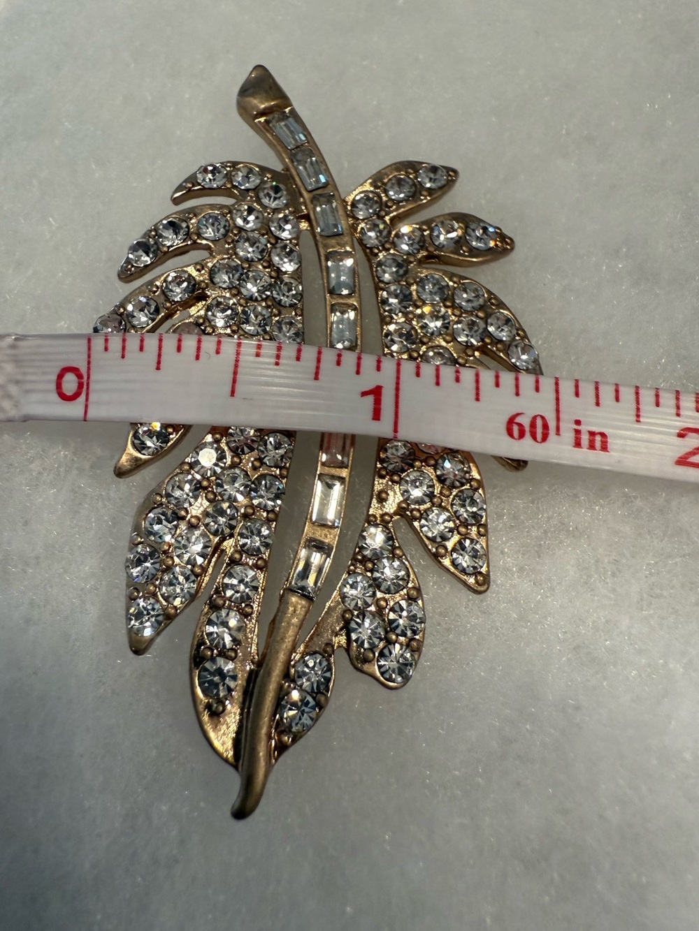 Vintage leaf gold tone brooch round and rectangular rhinestones - Picture 7 of 9